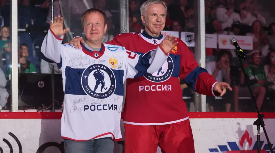 Легенды хоккея по приглашению Томенко сыграли в Барнауле матч.