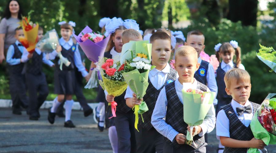 Какого числа линейка в школе 2024 сентябре. Первоклассники на линейке. Первоклассники линейка в школе. Линейка 1 сентября. 1 Сентября линейка в школе.