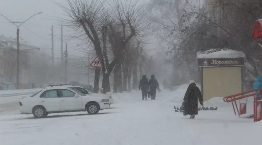 Праздник с ветерком: сильные метели и снег с дождем ожидаются в Бийске на ближайшие два дня