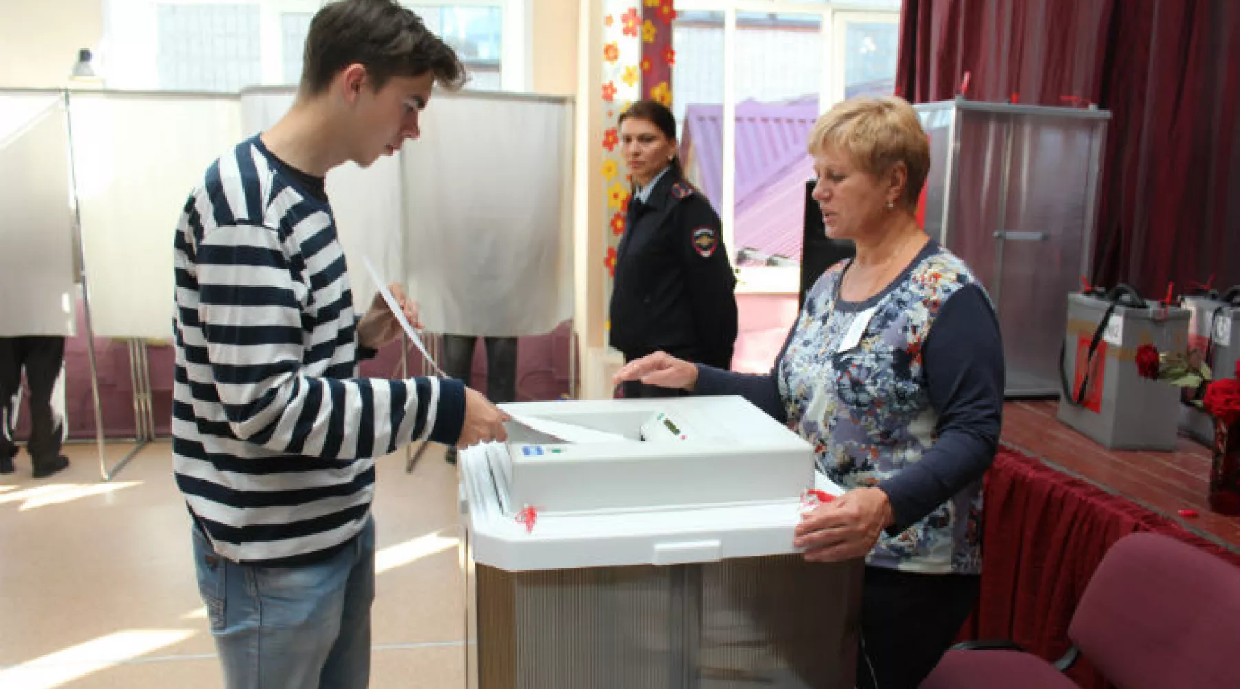Памятные сувениры получат впервые голосующие молодые избиратели на выборах президента России