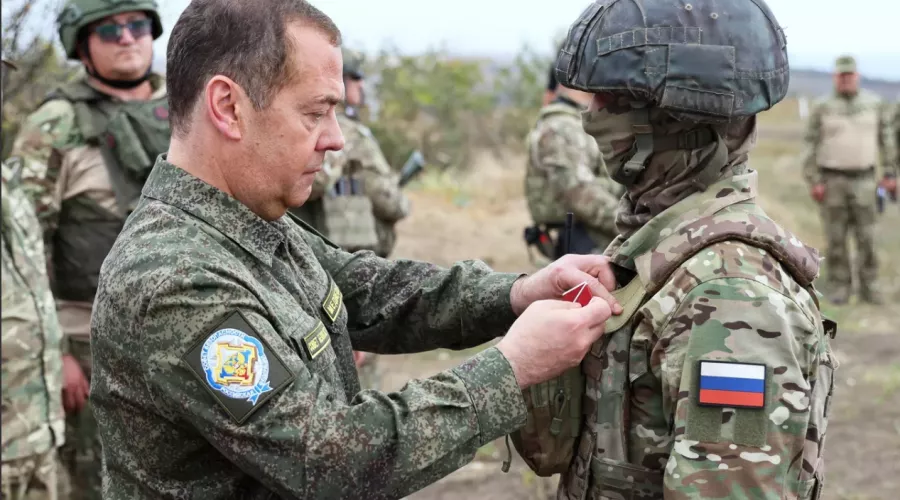 Медведев посетил полигон подготовки контрактников в ДНР вблизи линии фронта
