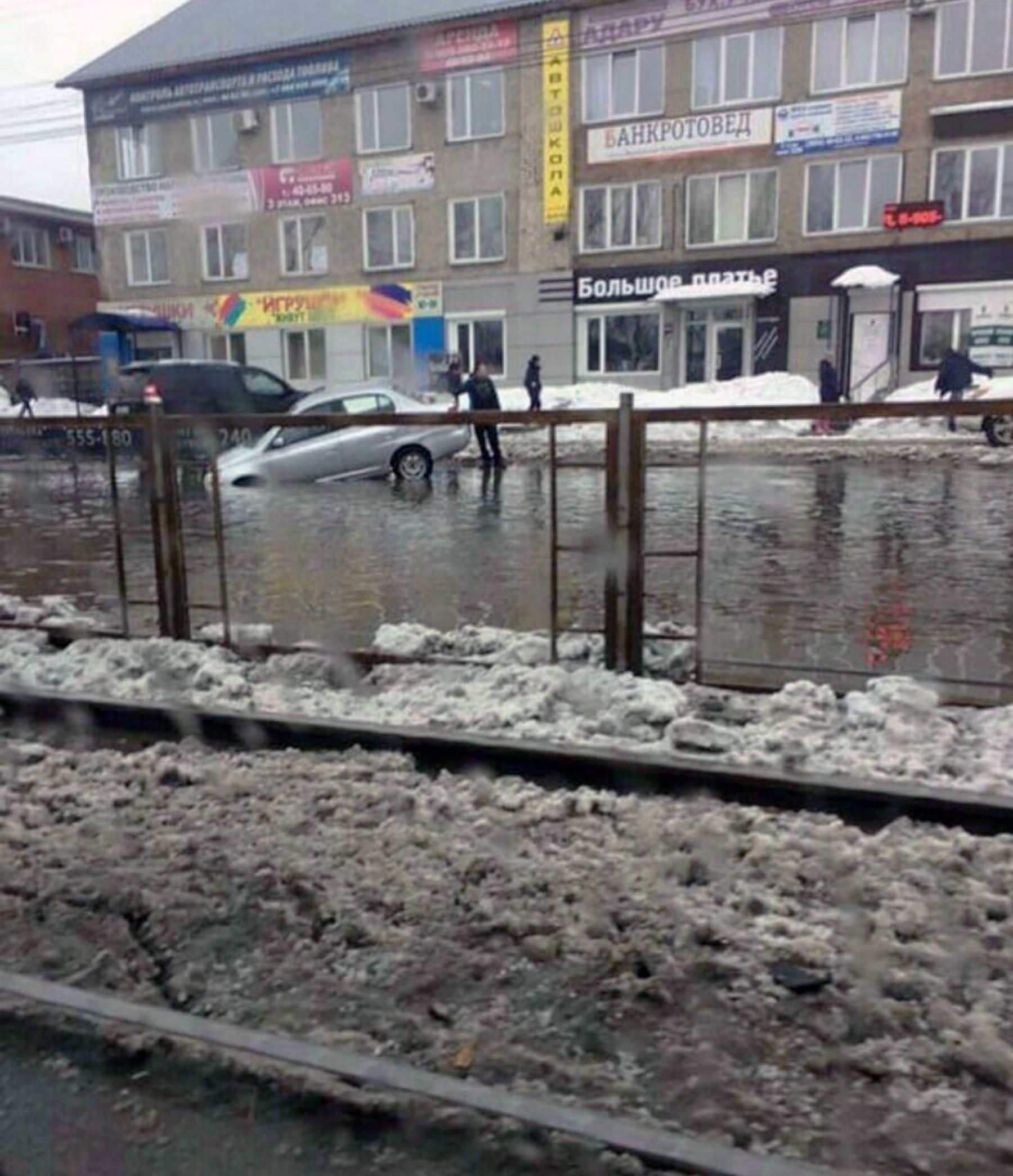 «Ливневка была прочищена»: в мэрии Бийска прокомментировали ситуацию на улице Мерлина