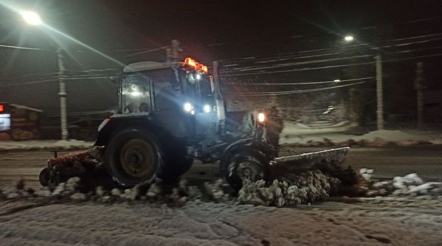 Коллапса нет: в Бийске дорожная техника вышла на расчистку улиц от снега