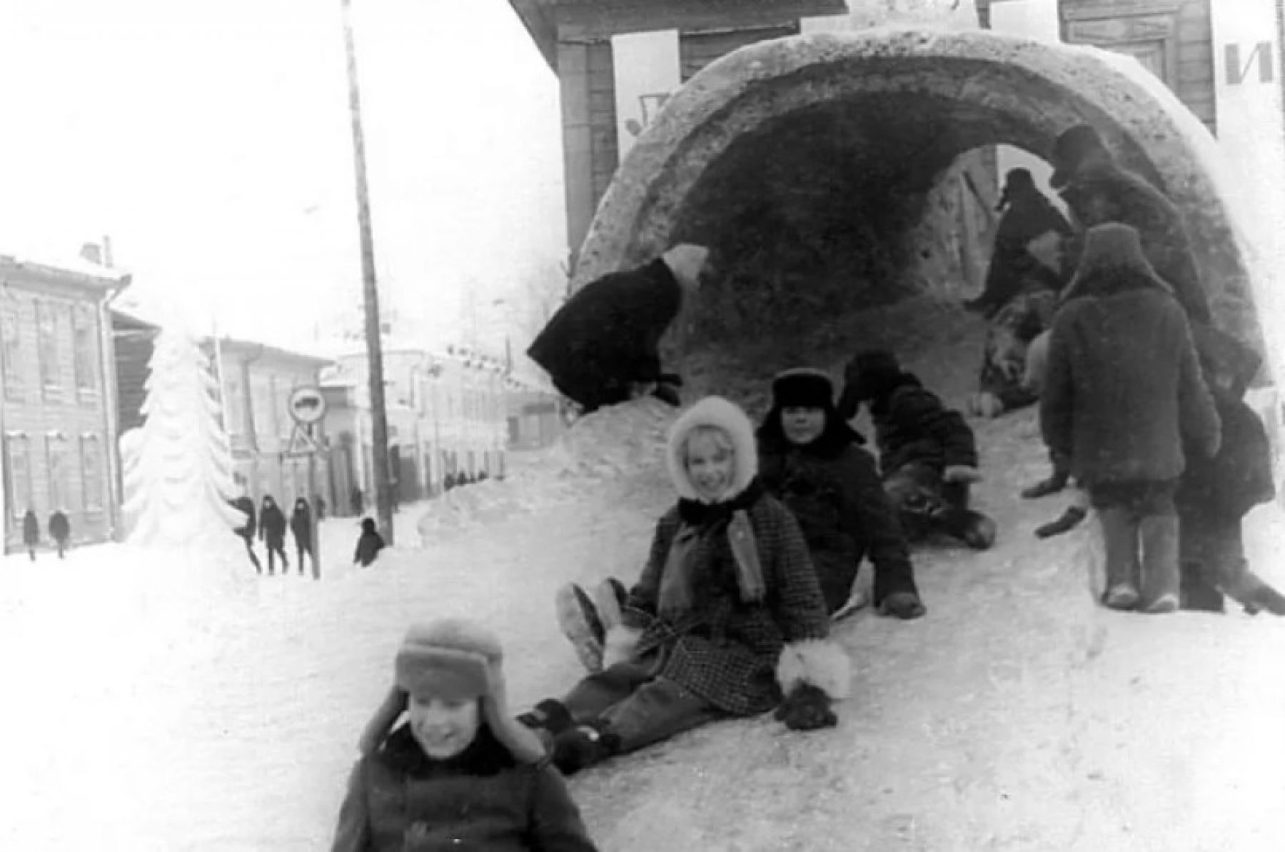 Снежный городок у Вечного огня, 1968-69гг. 