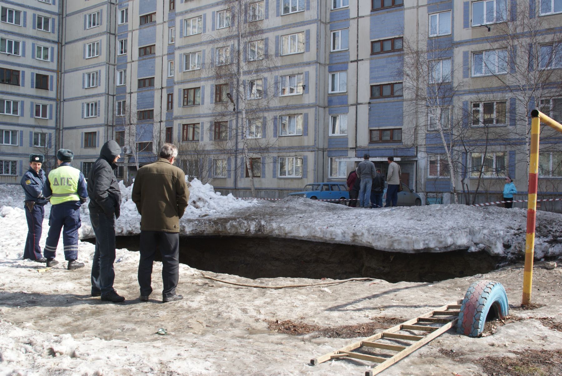 У домов на ул. Трофимова 10 лет назад уже образовывался провал.