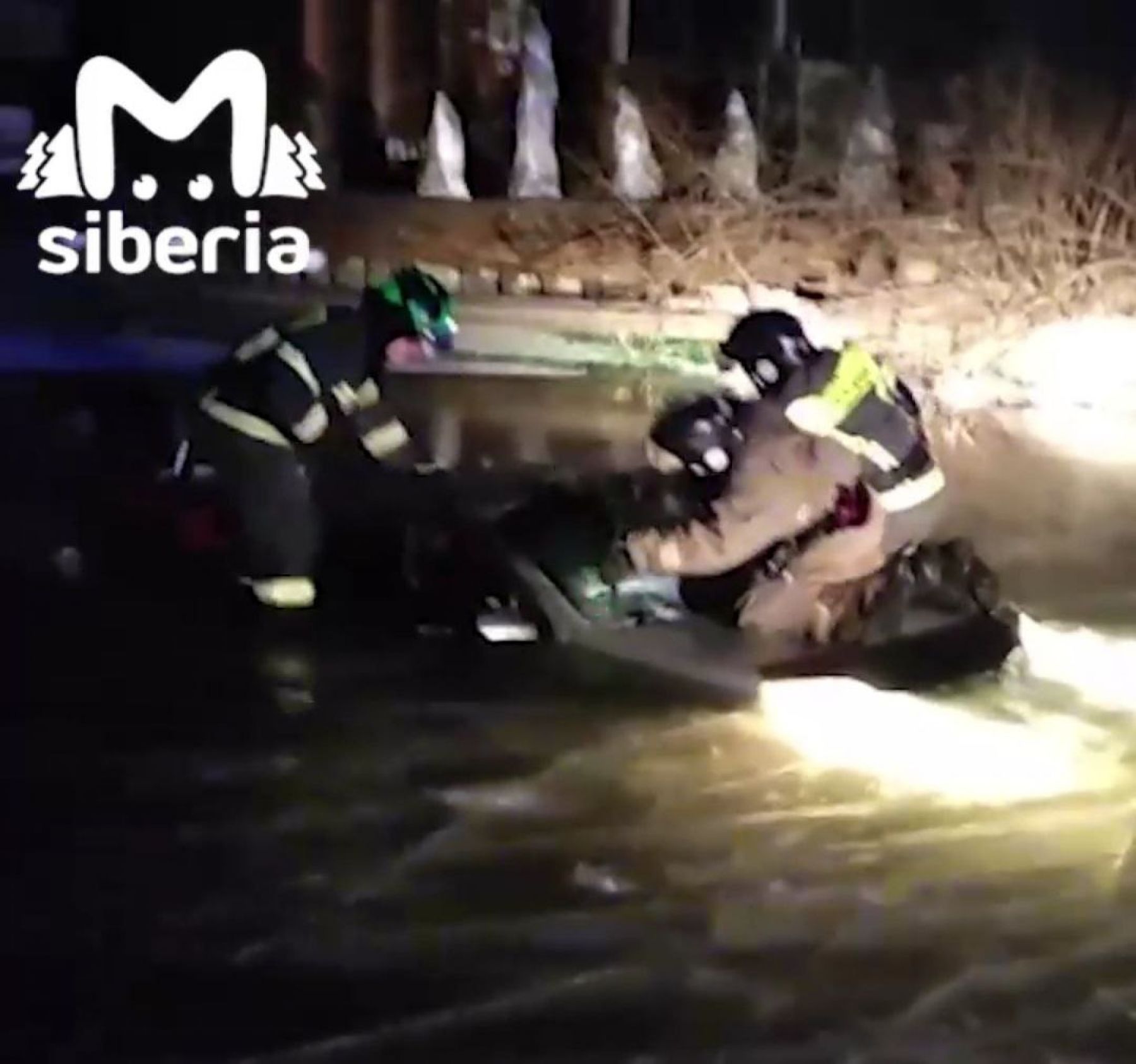 Машина ушла под лед. 