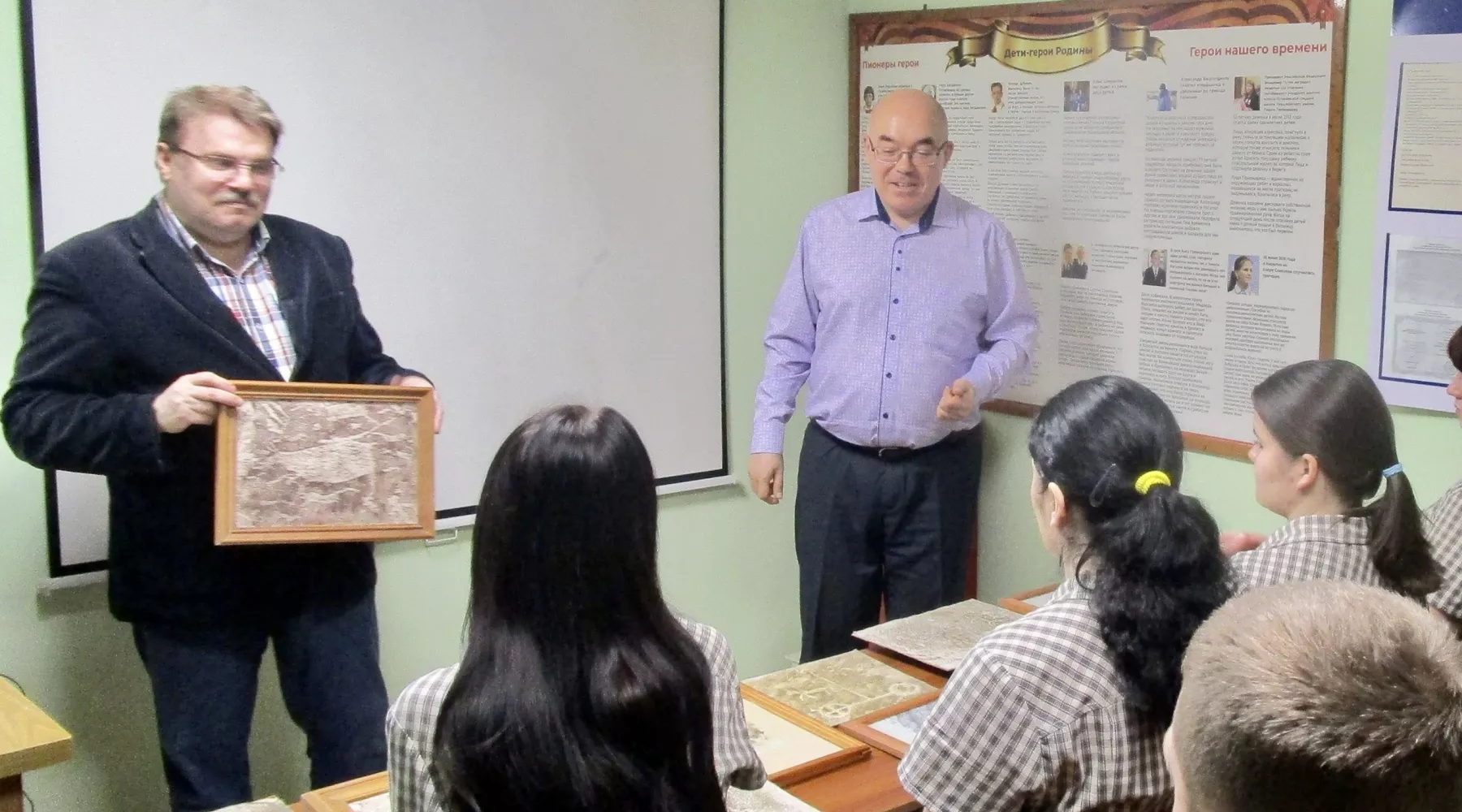 В бийском СИЗО и колонии-поселении рассказали о петроглифах и рунической письменности