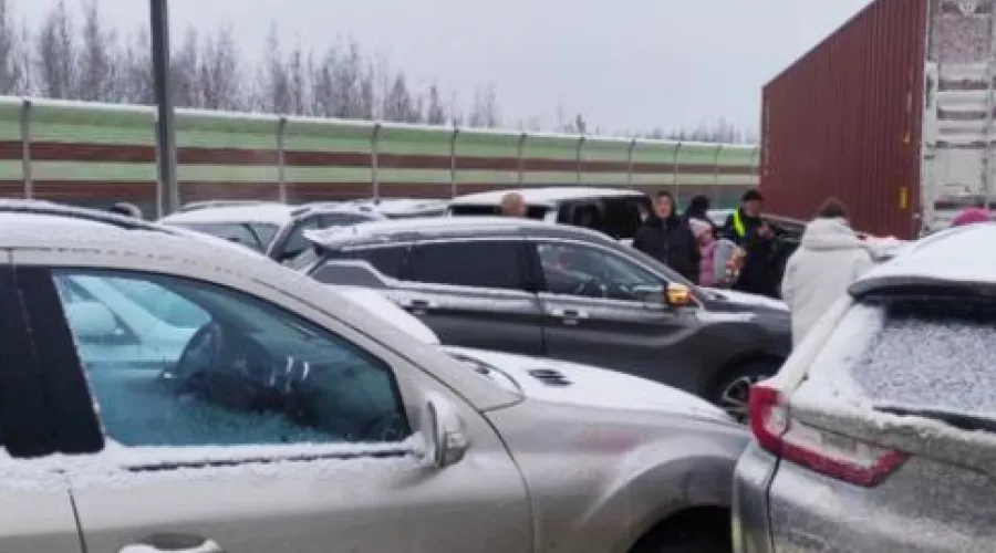 В Новгородской области на трассе столкнулись около 50 автомобилей