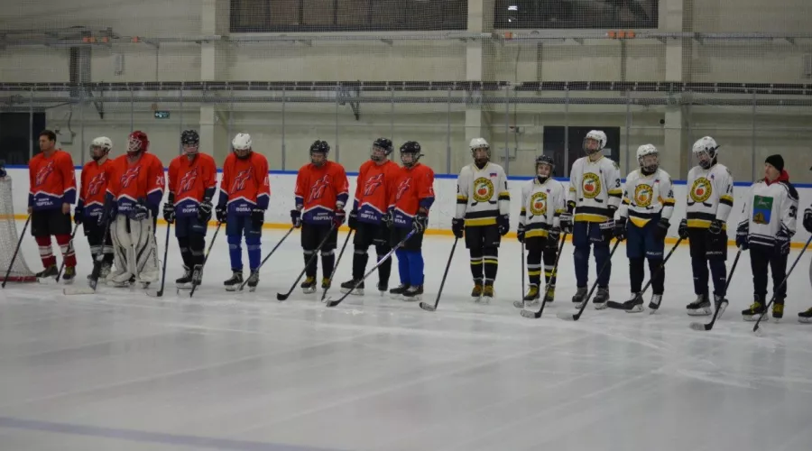 В Бийске стартовал первый чемпионат по хоккею 