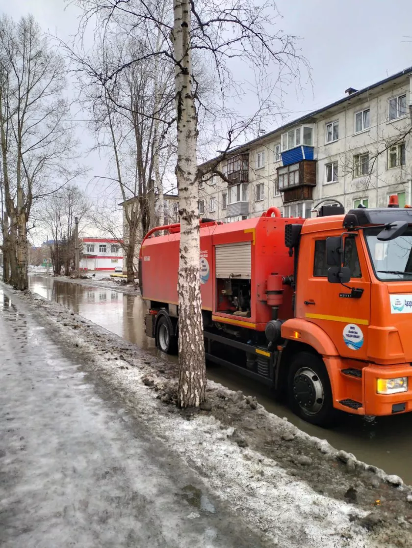 Дождались: в Бийске коммунальные службы откачивают воду на затопленных  улицах