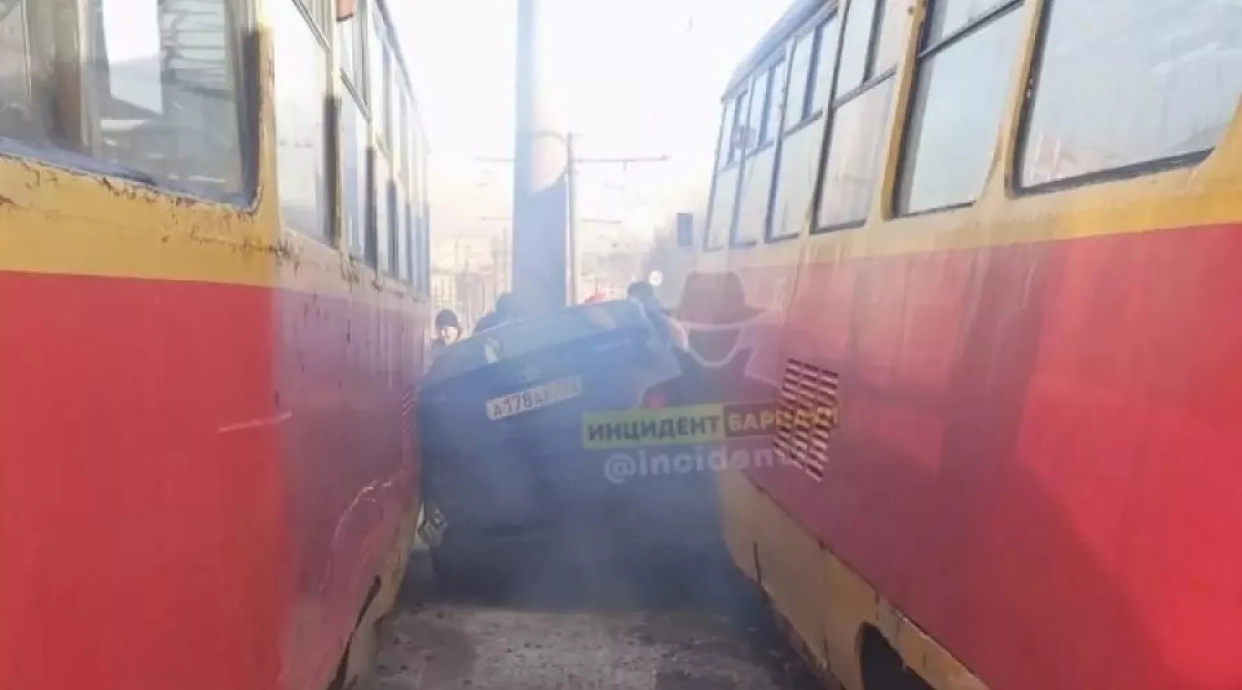 В Барнауле легковушку зажало между вагонами