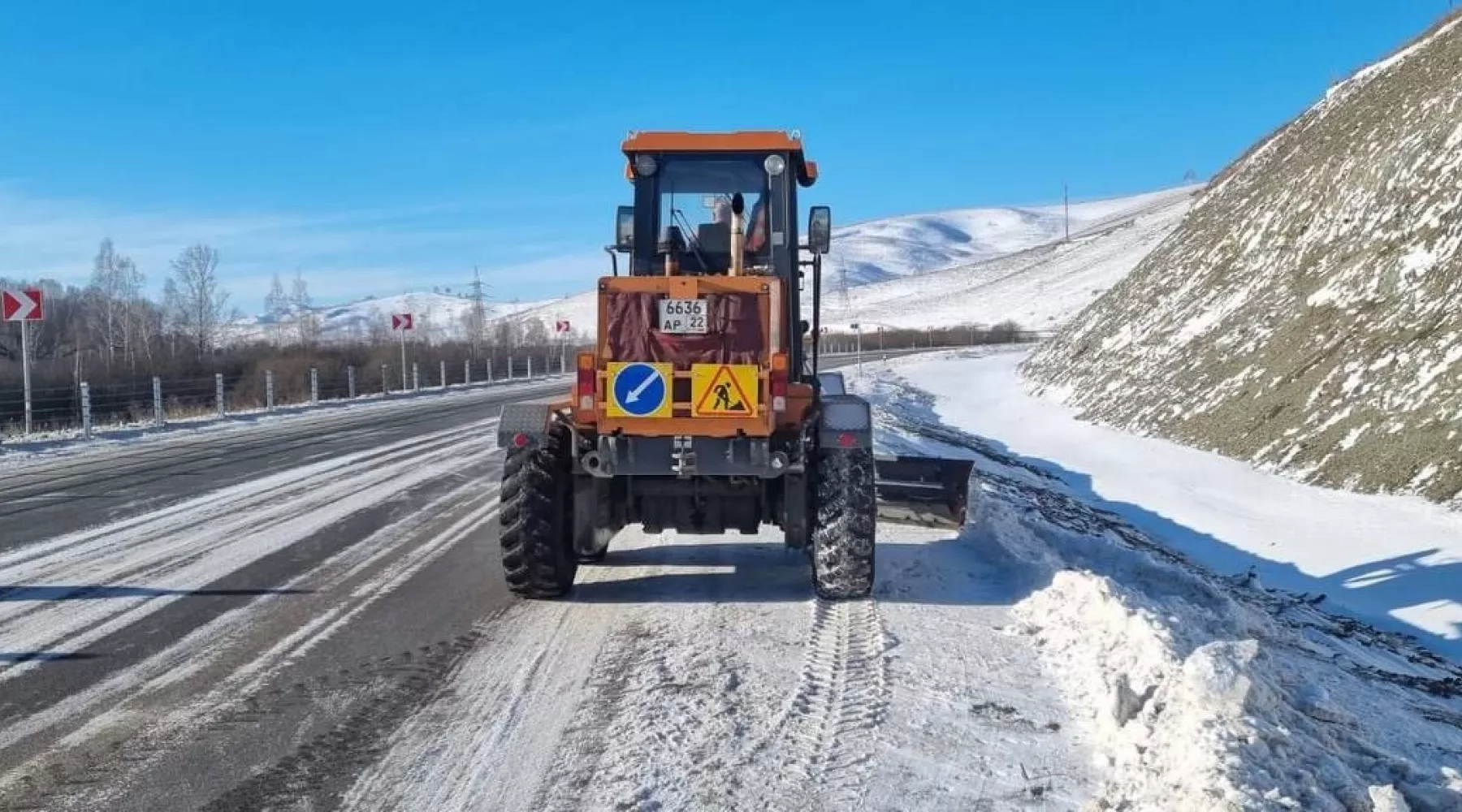 Дорожные службы очищают дороги Алтайского края от снега