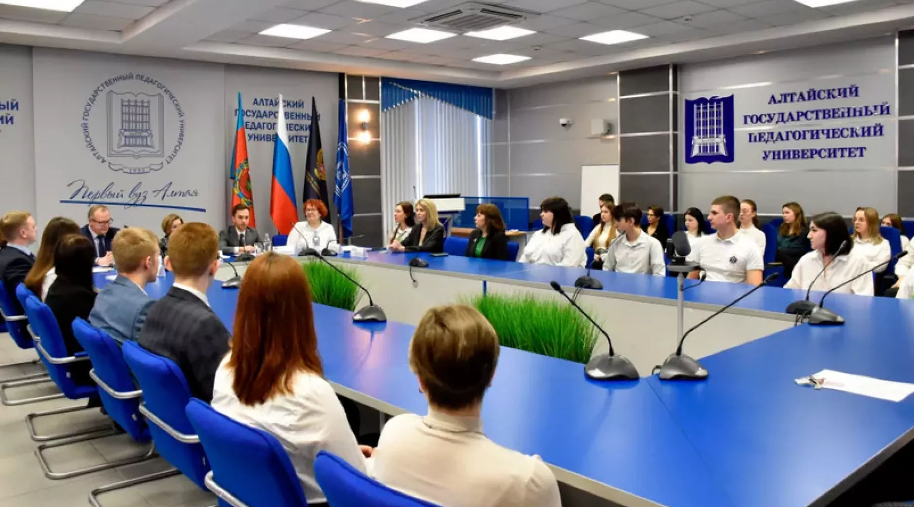 Алтайские студенты встретились с директором Российского общества &quot;Знание&quot;