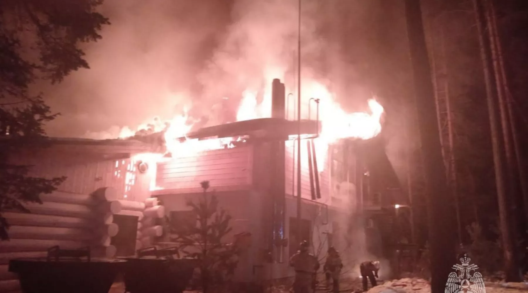 В Алтайском районе произошел сильный пожар на территории одного из отелей