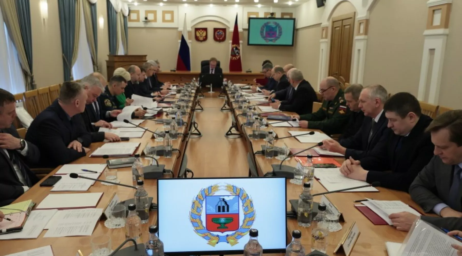 В Алтайском крае обсудили усиление антитеррористической защищенности объектов.