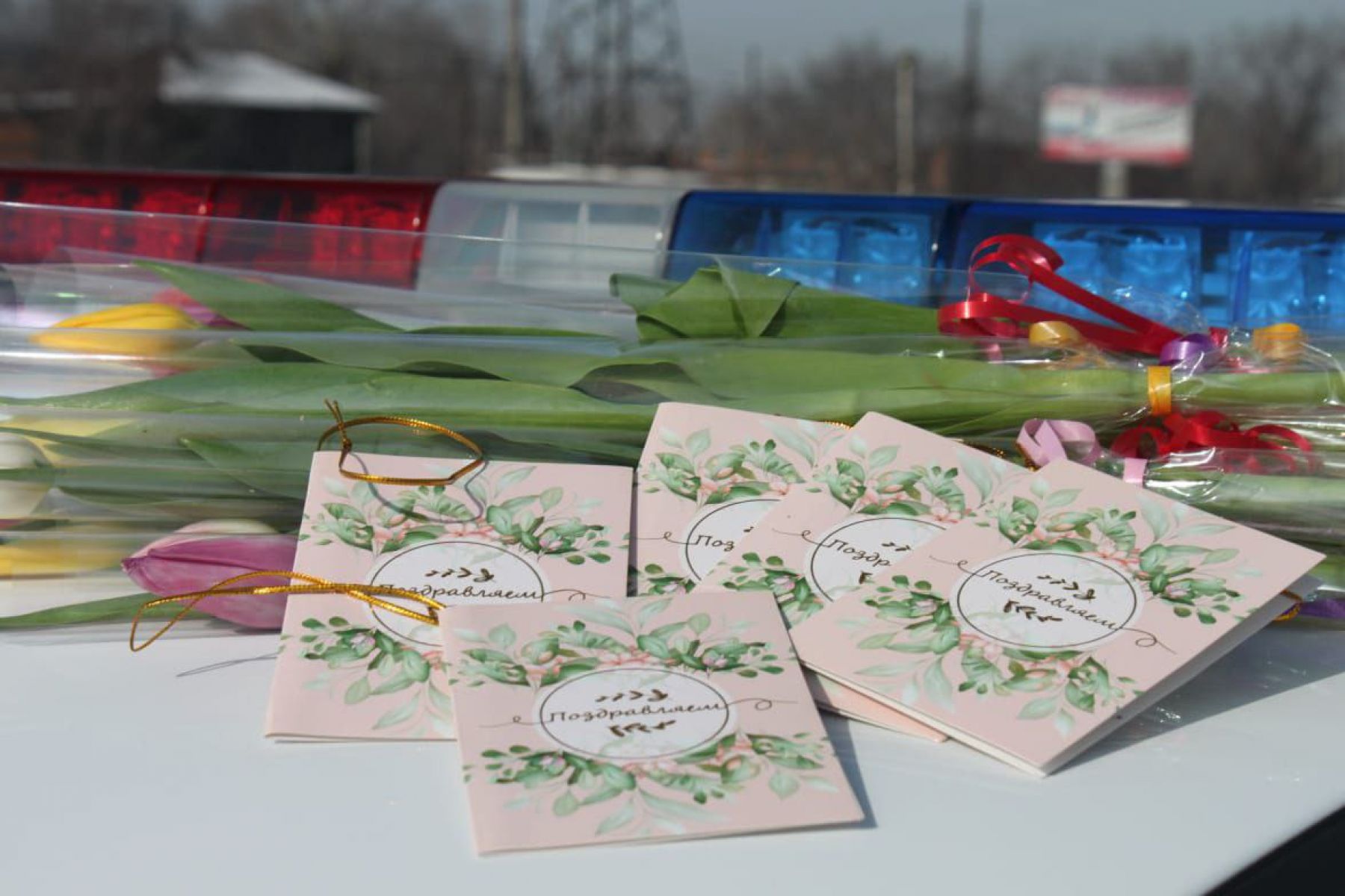 В Бийске полицейские провели акцию «Цветы для автоледи»