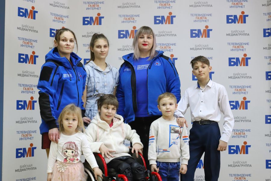 Анна Мещерякова с детьми и Еленой Сухомировой