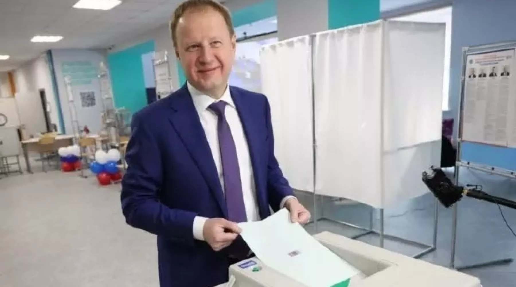 Губернатор Алтайского края проголосовал на выборах президента России