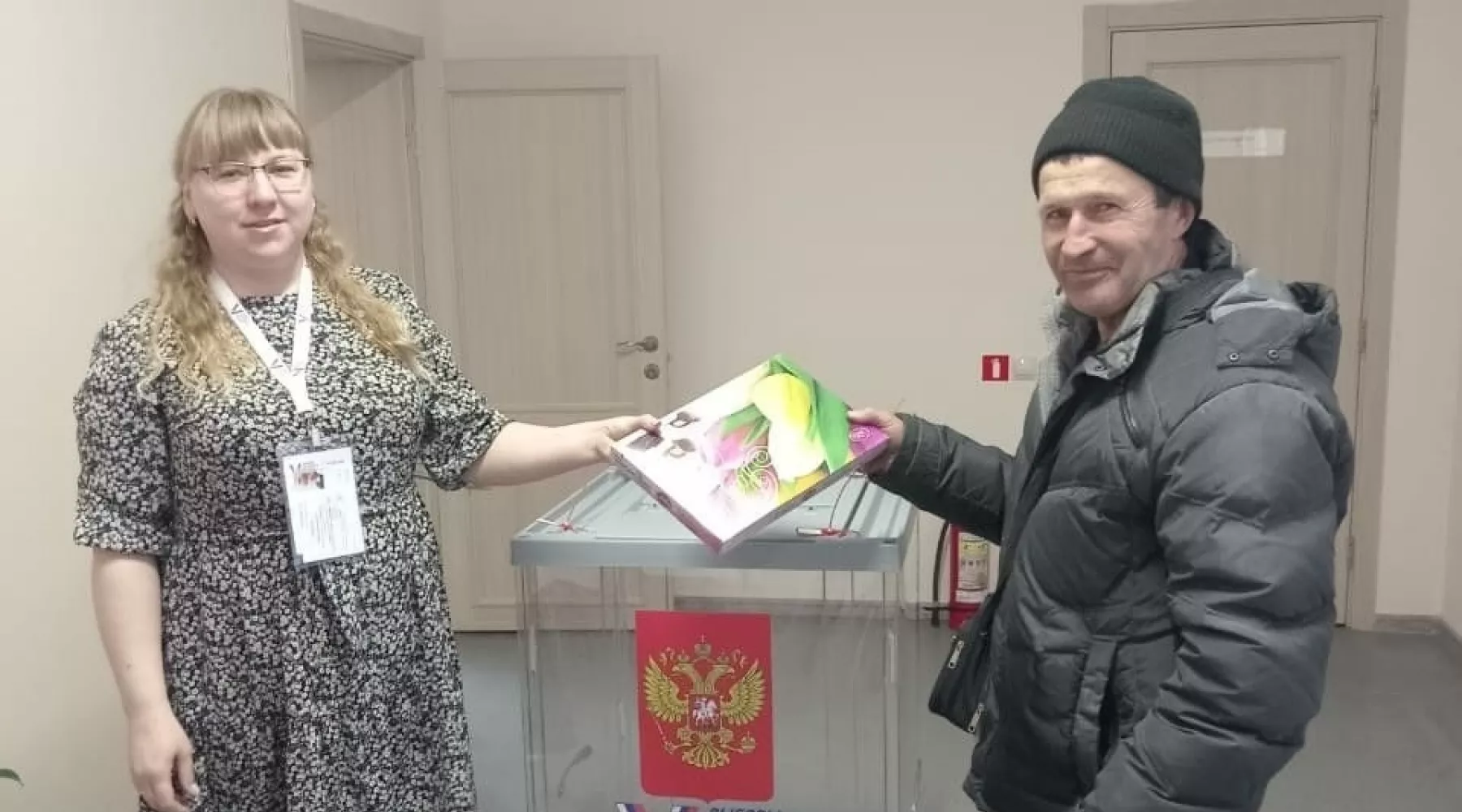 В Алтайском крае первым проголосовавшим подарили конфеты и шоколадки