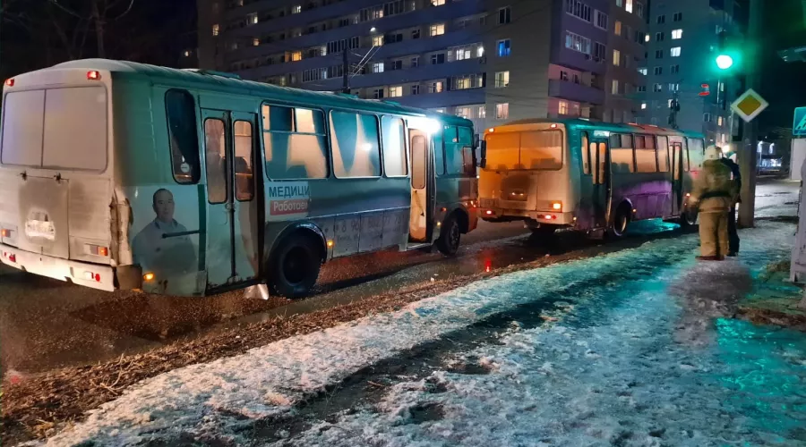 В Бийске вечером 18 марта произошло ДТП с участием двух автобусов