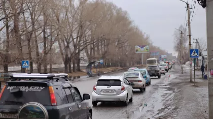 В Бийске чистят дороги от снега, но при этом сильно страдают пешеходные дорожки и «зебры».