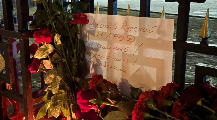 Жители множества столиц несут цветы к стихийным мемориалам у посольств России