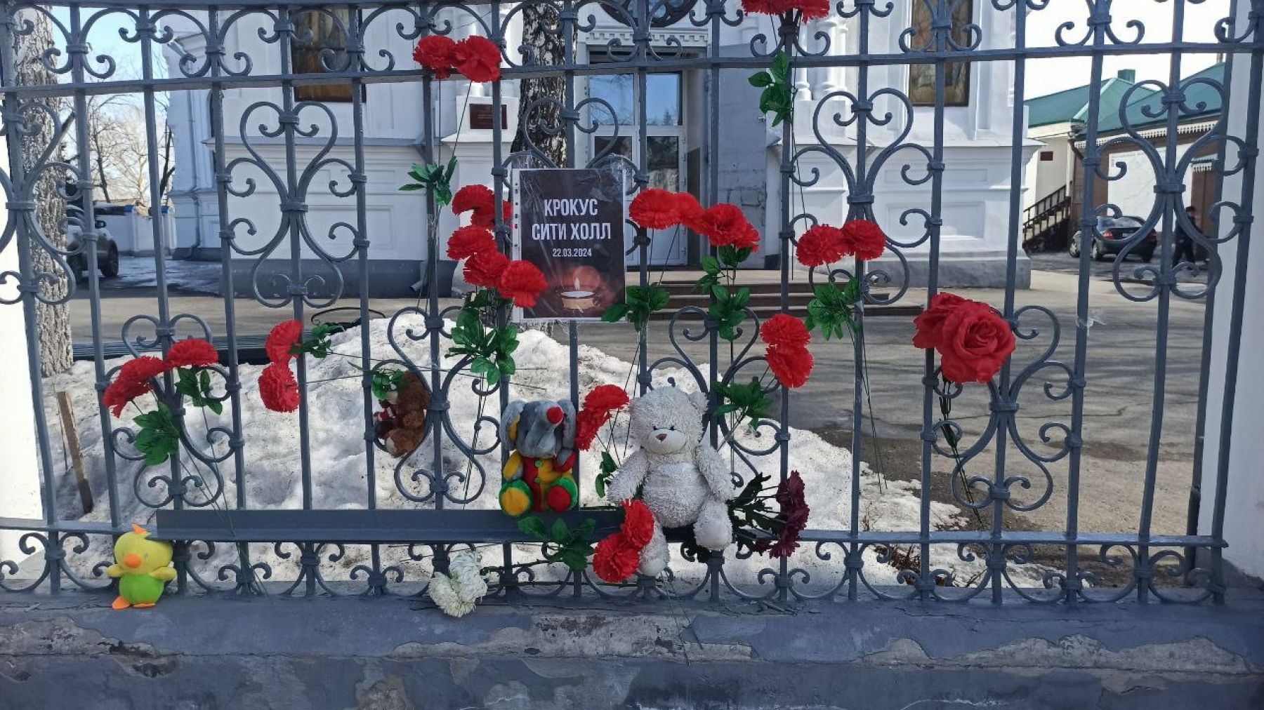 Бийчане несут цветы и игрушки к Успенскому собору в знак скорби по погибшим при теракте в "Крокус Сити Холле" в Подмосковье
