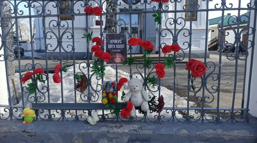 Бийчане несут цветы и игрушки к Успенскому собору в знак скорби по погибшим при теракте в &quot;Крокус Сити Холле&quot; в Подмосковье