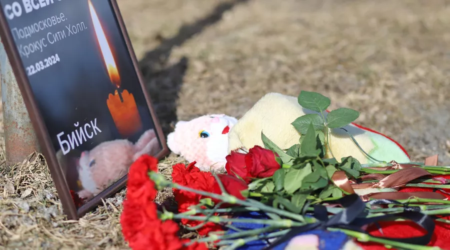 Бийчане возлагают цветы в знак скорби по погибшим при теракте в &quot;Крокус Сити Холле&quot; в Подмосковье