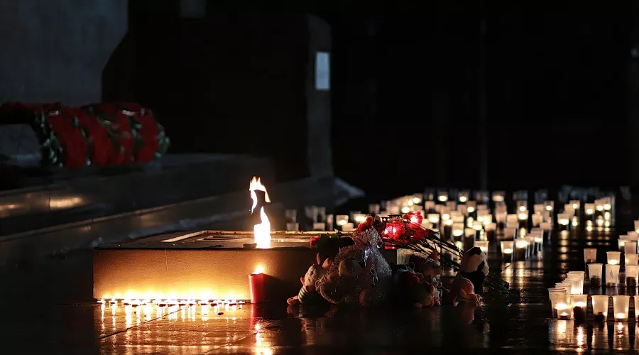 Акция памяти жертв теракта в &quot;Крокусе&quot; в Бийске. Вечный огонь.