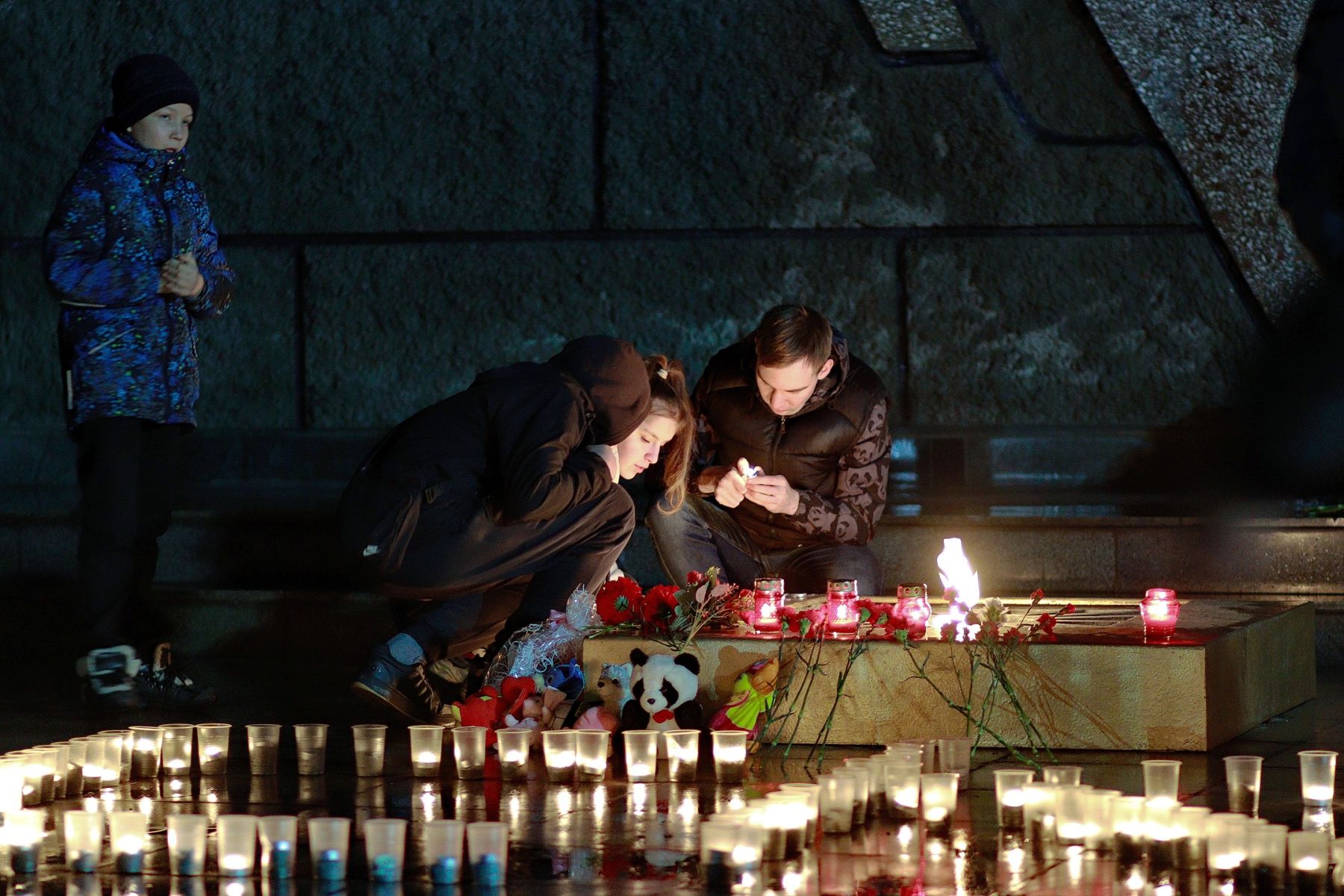 Акция памяти жертв теракта в "Крокусе" в Бийске. Вечный огонь.