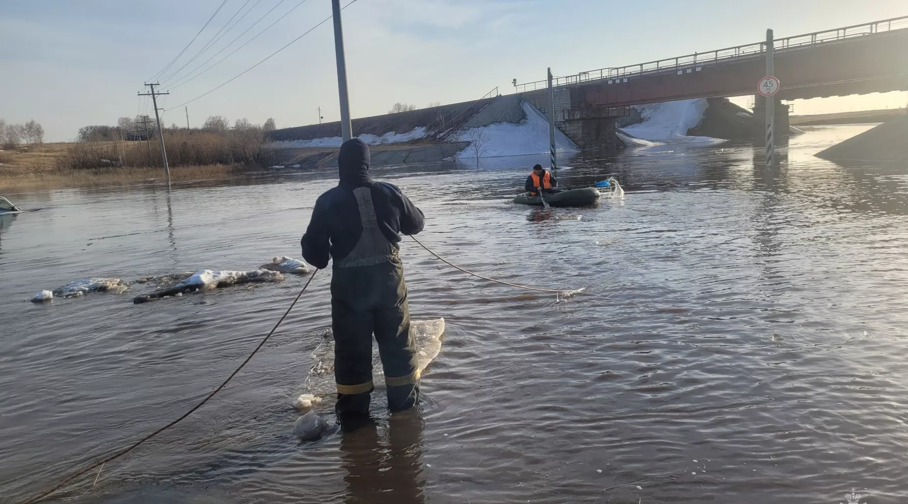 Спасатели МЧС России помогают жителям подтопленных районов Алтайского края