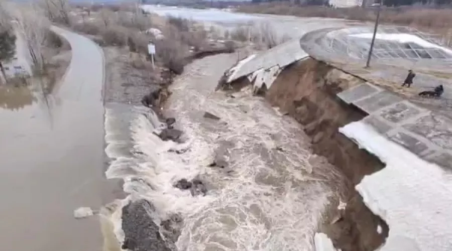 В Томске из-за паводка река размывает конструкции укреплений Коммунального моста