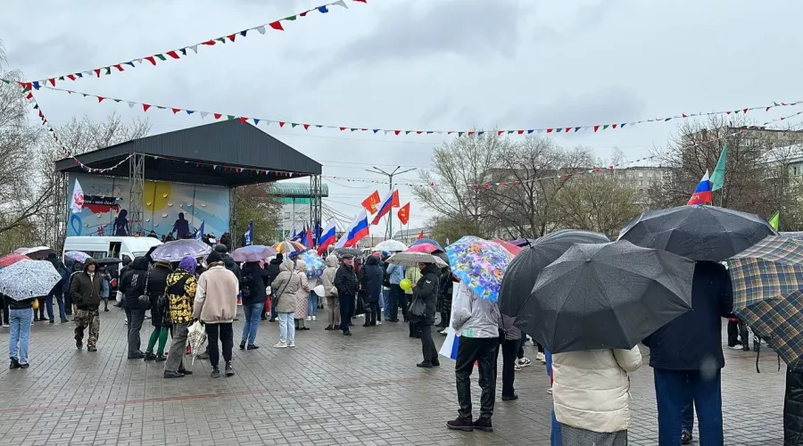 Вопреки дождю и ветру: около 500 бийчан пришли на Петровский бульвар 1 мая