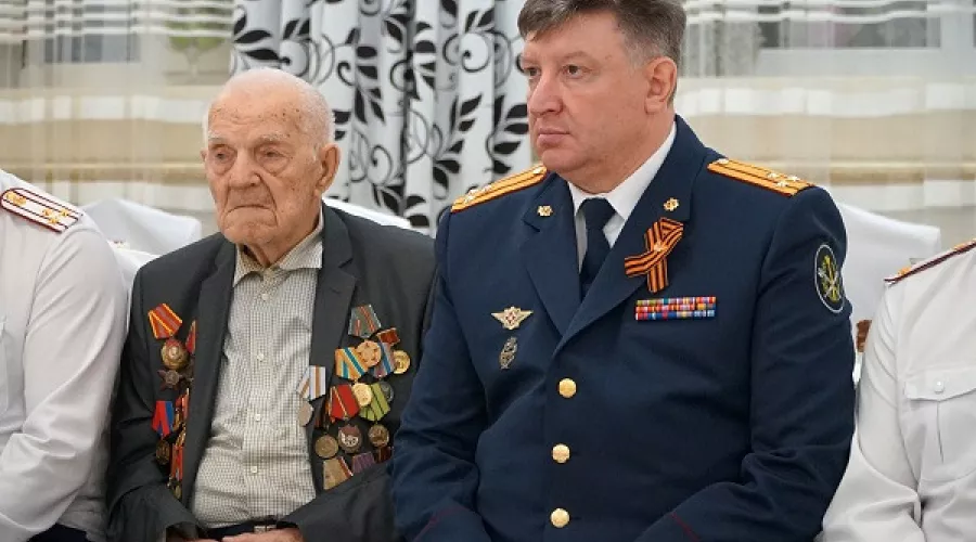 Начальник УФСИН Сергей Герасимов поздравил бийского ветерана с Днем Победы.