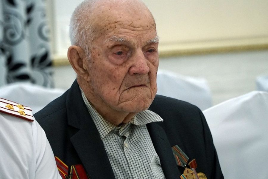 Начальник УФСИН Сергей Герасимов поздравил бийского ветерана с Днем Победы.
