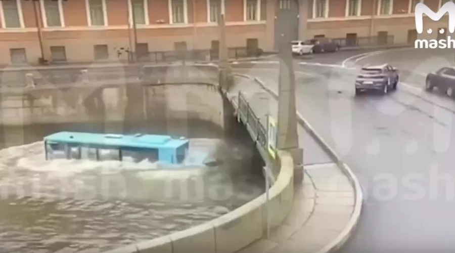 В Санкт-Петербурге автобус с людьми упал с моста в реку, есть погибшие