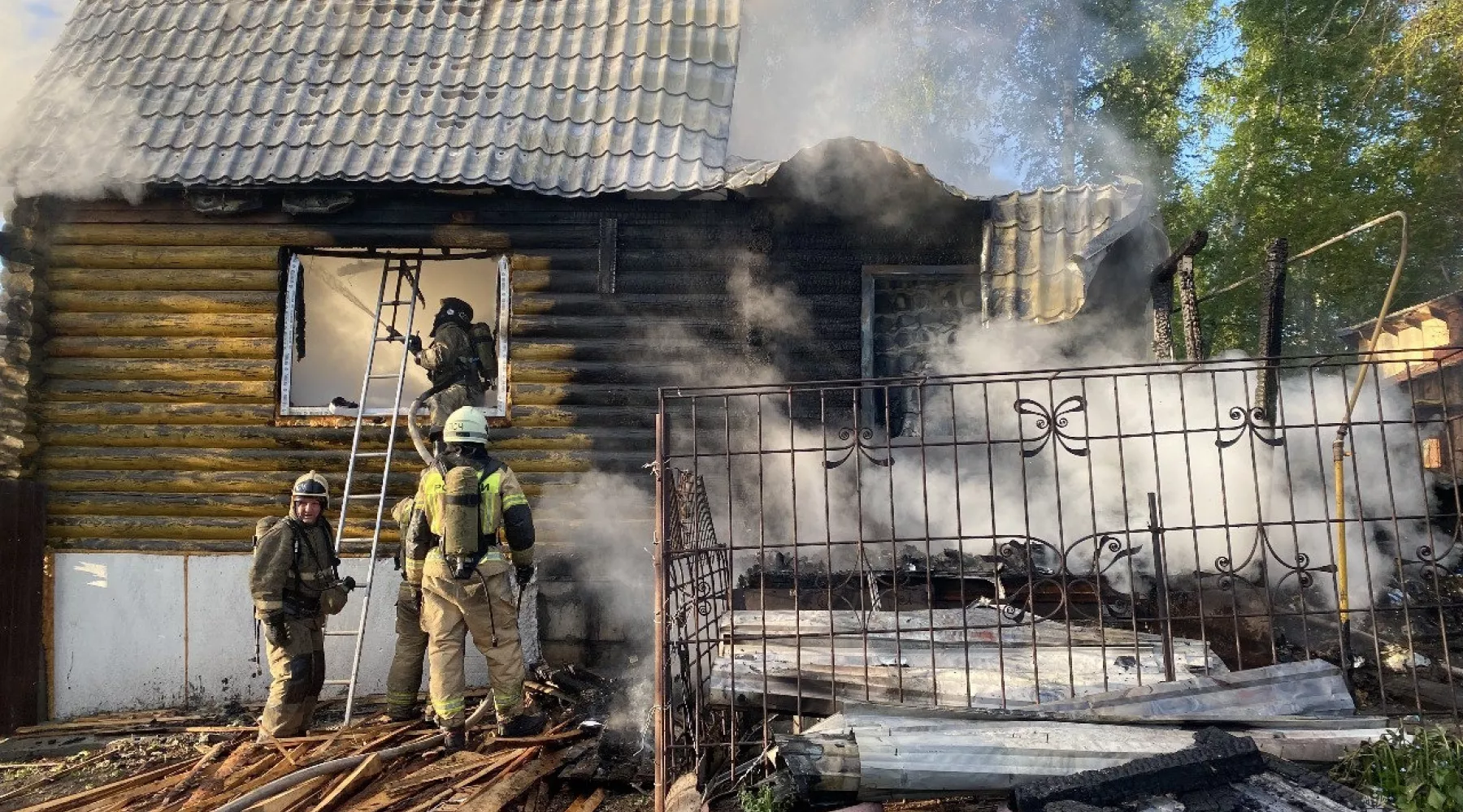 В Алтайском крае в результате пожара в частном доме пострадали два человека