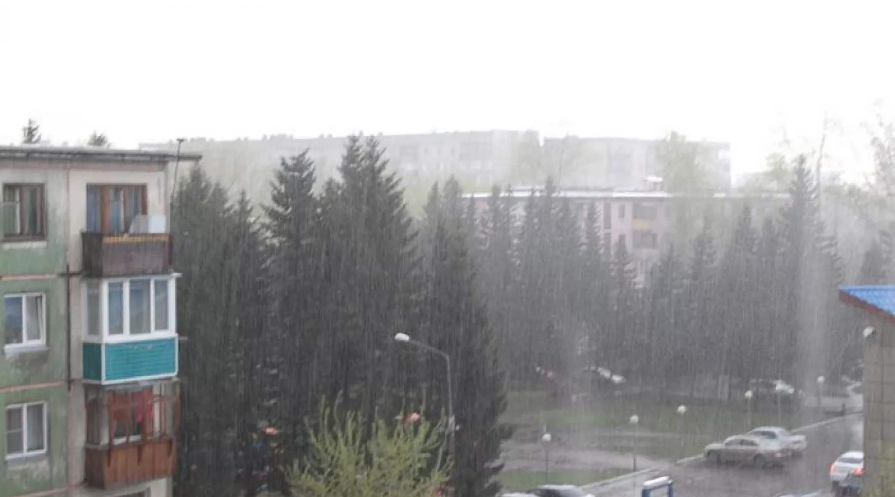 Сильный ветер, ливни, град: в Алтайском крае объявлено штормовое предупреждение