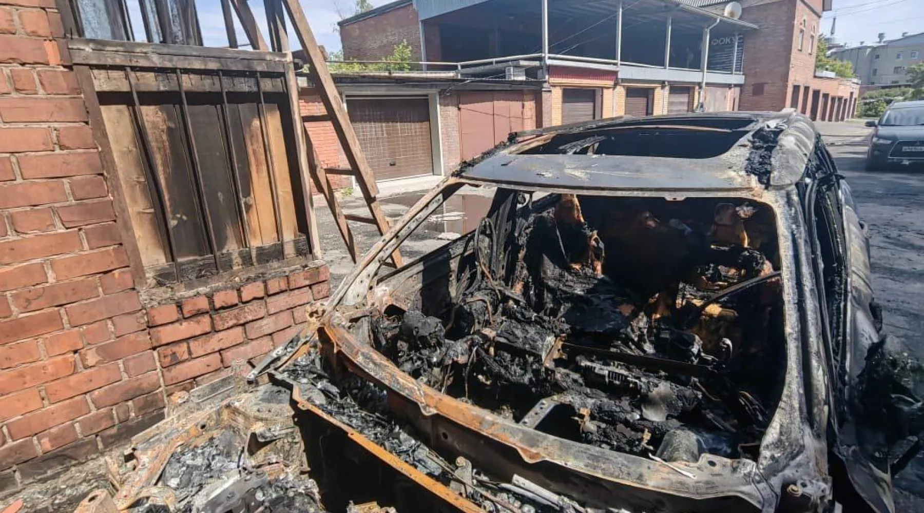 Ночью в старом центре Бийска сгорел автомобиль