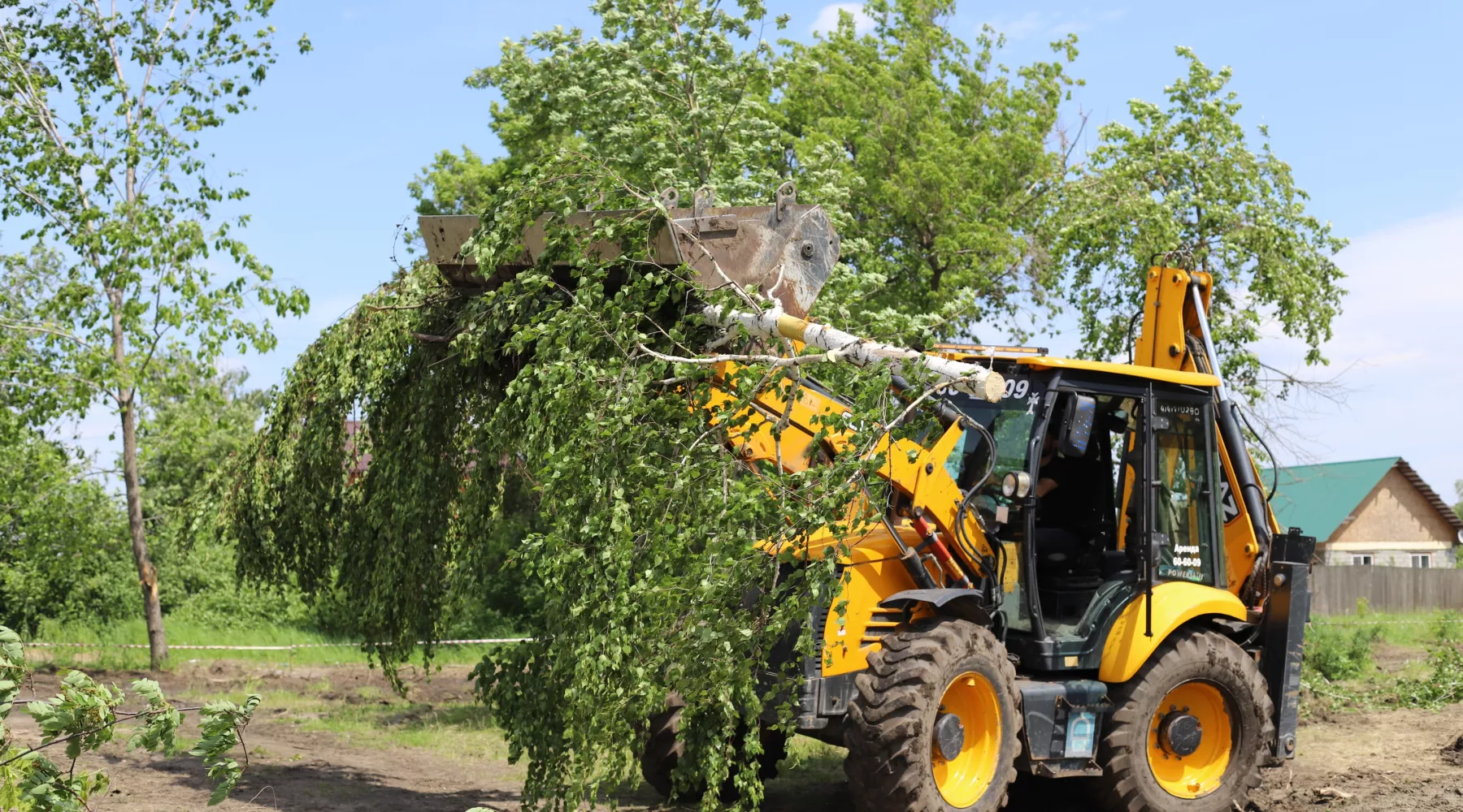 Трактор. Работы по благоустройству сквера Молодежный