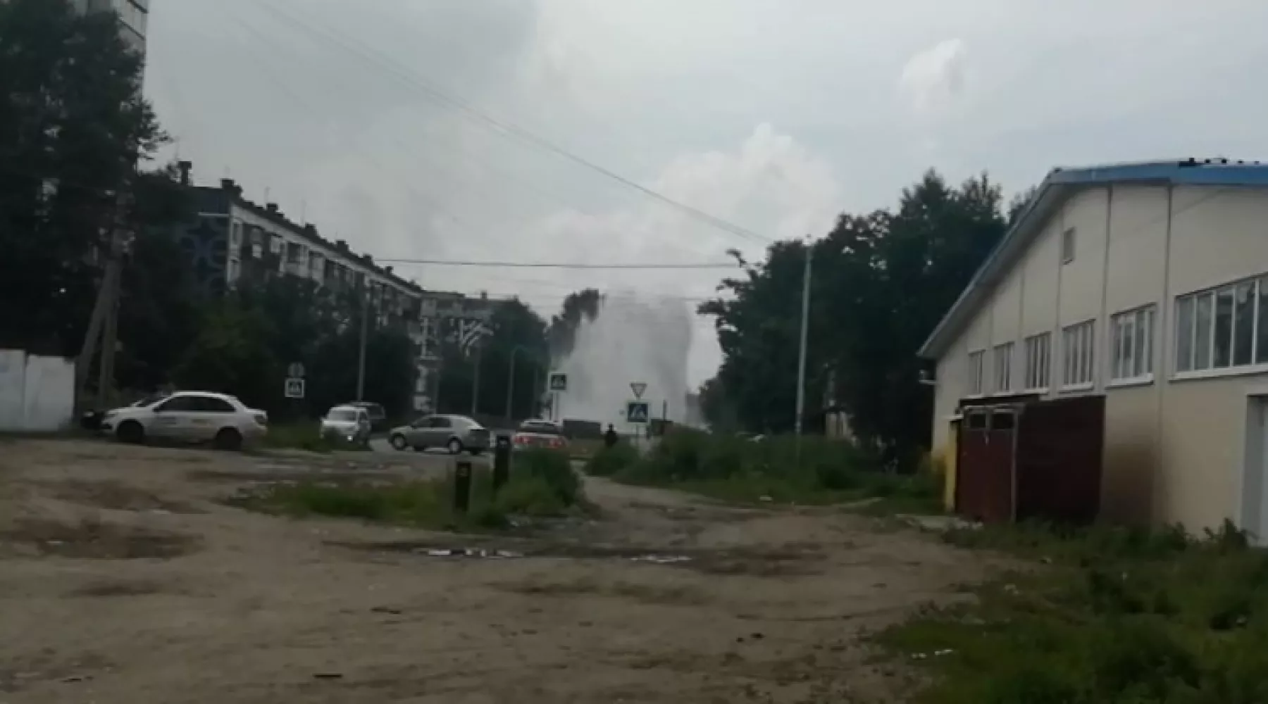 В Бийске в ходе опрессовки ТМ-2 на пересечении двух улиц забил фонтан