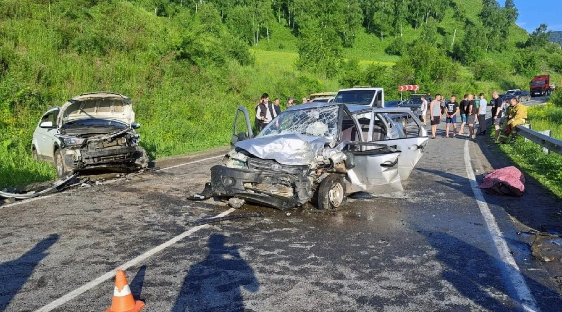 На Алтае в результате лобового столкновения автомобилей погиб человек