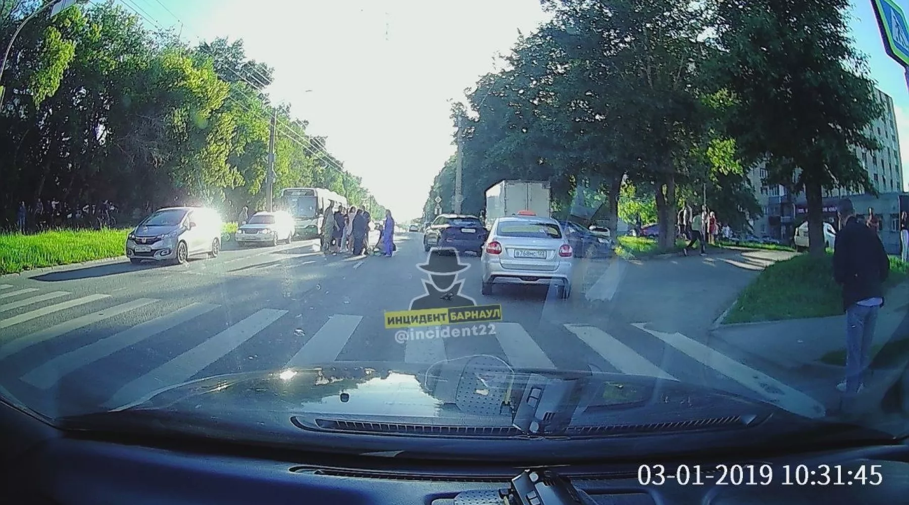 В Барнауле на пешеходном переходе сбили двоих детей