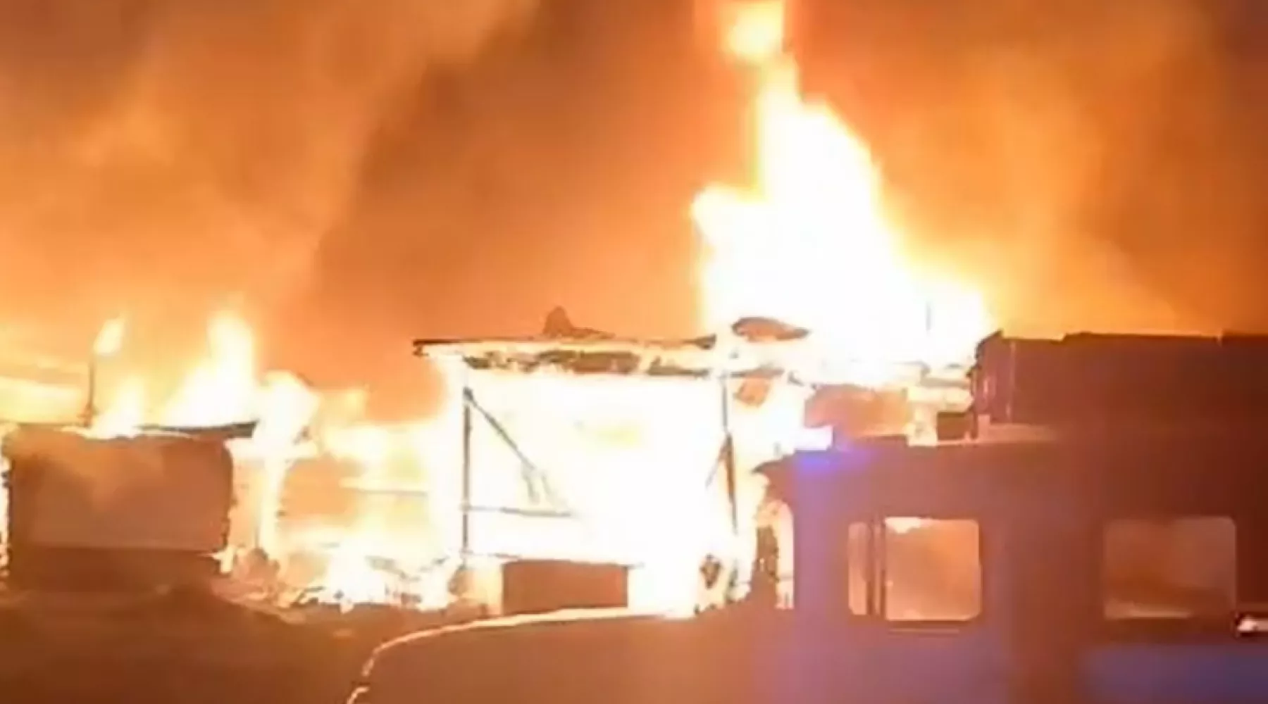Скорая помощь Бийска опубликовала кадры с крупного пожара в Бийском районе