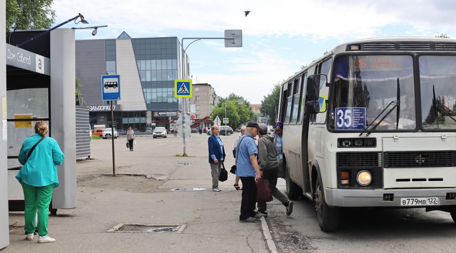 В бийском автобусе женщину с маленьким ребенком придавило дверью
