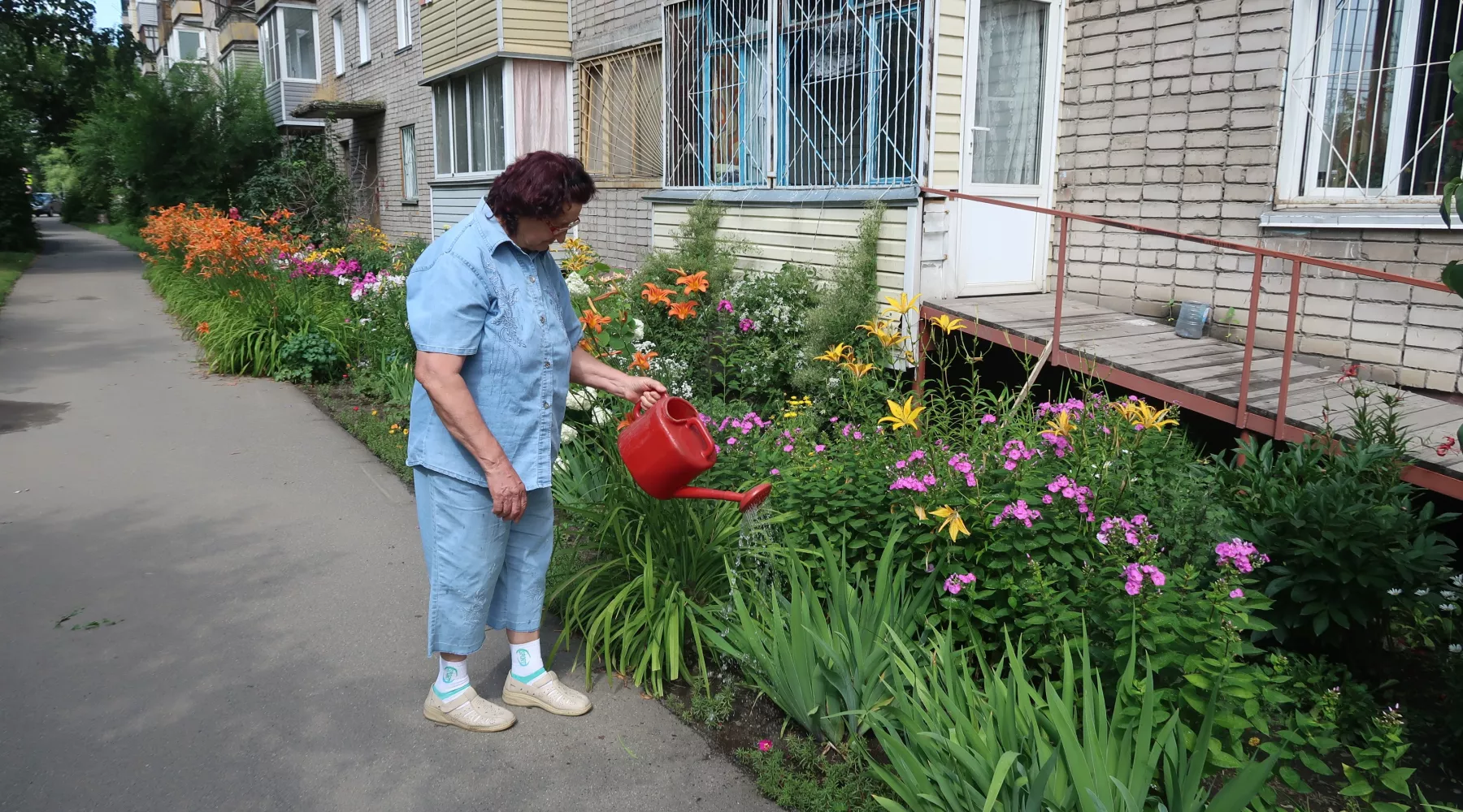 Бийчанки более 20 лет следят за клумбами у дома