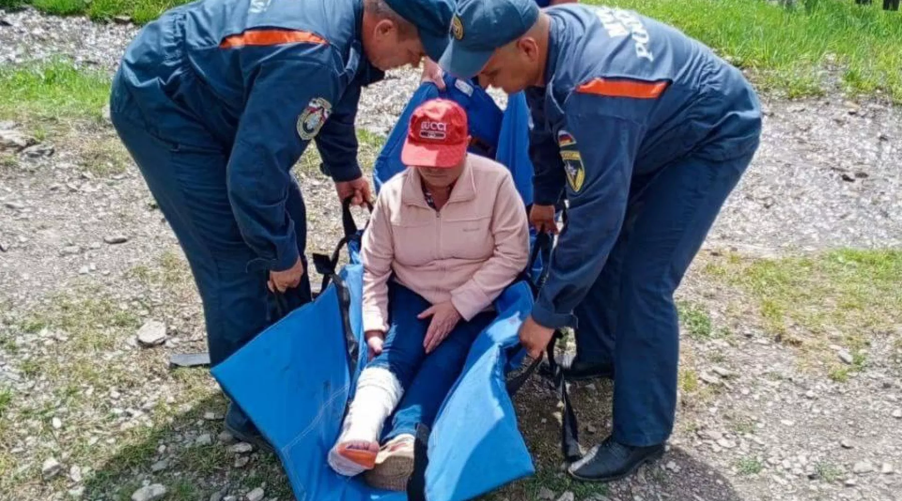 Женщина травмировалась во время восхождения на водопад