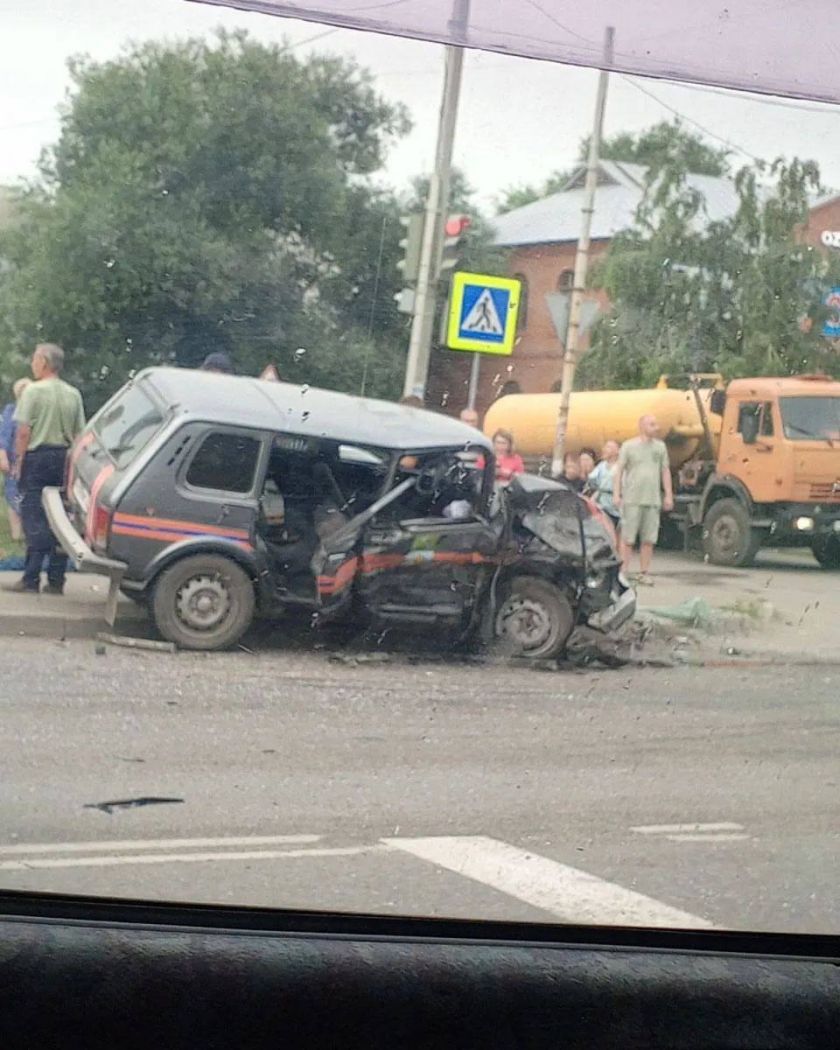 В Бийске на месте серьезного ДТП работают 4 бригады скорой помощи