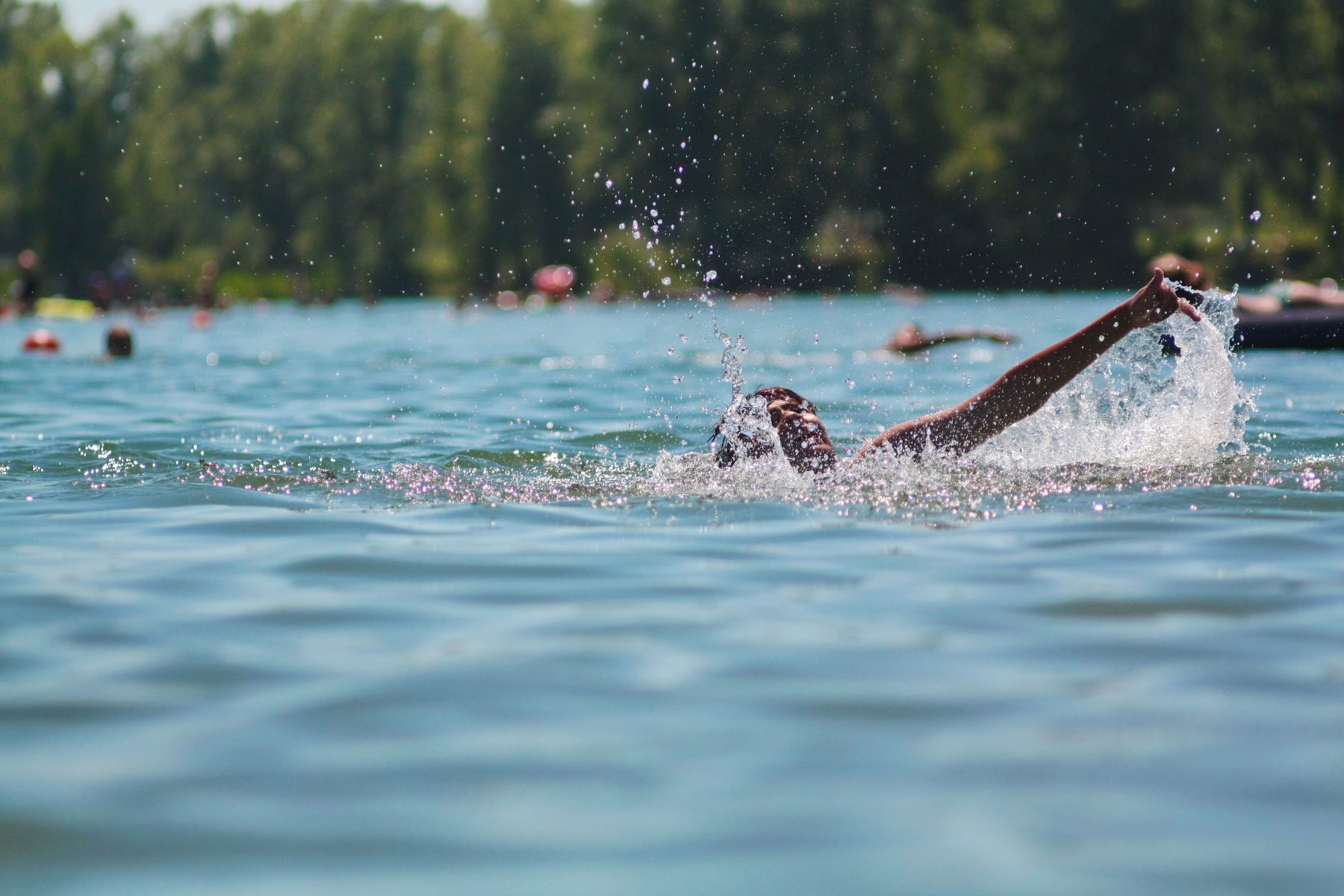 Нельзя резко бросаться в воду после того, как побыли на жаре.